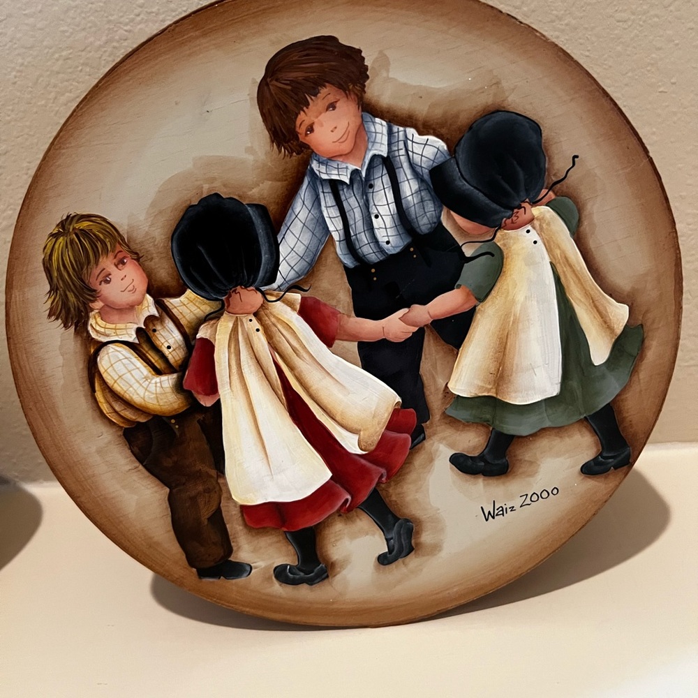 Vintage Hand Painted Wooden Round Shaker Nesting Box. Pre-owned.